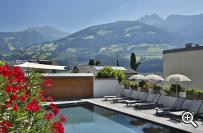 Großer Pool mit Bergblick